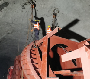 冠航倒链在地铁、隧道等狭窄空间内完成吊装任务