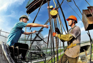 手拉倒链对钢结构进行微调工作