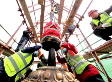 手拉倒链助力戒台寺百年鎏金铜宝顶顺利归位