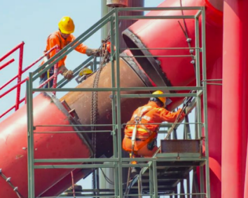 倒链在大桥合龙中起到了精准定位作用