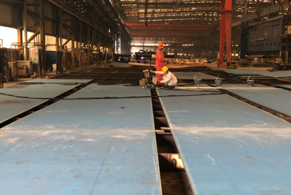 造船厂横吊钢板钳平稳吊运钢板